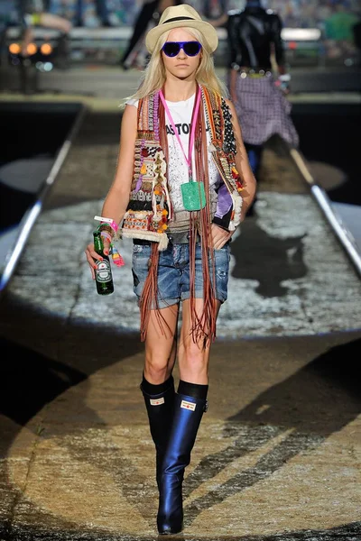 Look 16
